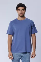 Remera de algodón color tostado, con bordado en el pecho y corte clásico.