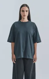 Remera corta color gris oscuro, de corte holgado y hombros caídos.
