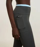 Calza deportiva gris con cintura contrastante en celeste.