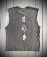 Musculosa verde oliva de algodón con cuello redondo y sisas amplias. Estampado frontal con tres hojas blancas. Diseño unisex y corte holgado.