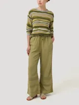 Sweater de punto con cuello redondo y mangas largas, con diseño de rayas horizontales en tonos verde oliva, gris y dorado.