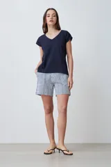 Remera color durazno con escote en V y detalle de vainillas en los laterales. De manga corta y corte recto.