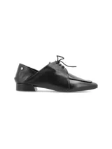 Zapato de cuero negro con cordones, punta fina y aplique de cuero con estampado animal print.