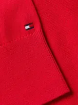Cárdigan rojo de punto con cuello redondo y cierre frontal con botones dorados.
