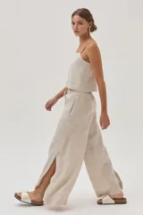Top color beige de lino con escote cuadrado y tiras finas.