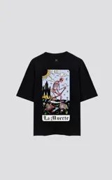 Remera negra de manga corta con cuello redondo y corte oversize. Estampado en el frente con diseño de la carta del tarot "La Muerte".