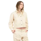 Camisa color beige con botones y bolsillos frontales.