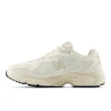 Championes New Balance ML725 color crema con detalles en plateado y suela negra.