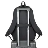 Mochila negra con bolsillos frontales verticales, laterales de rejilla y faja trasera para sujetarla a la valija.