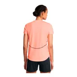 Remera de entrenamiento color blanco, diseñada para mantener la ligereza y comodidad durante las actividades físicas.