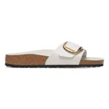Sandalias Birkenstock Madrid con hebilla grande, confeccionadas en cuero sintético blanco con plantilla anatómica de corcho y suela de goma.