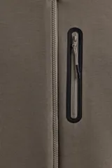 Sudadera con capucha color marrón topo, de corte regular fit, confeccionada en tejido técnico compacto de algodón con elasticidad. Cuenta con cuello subido, manga larga con bolsillo, bolsillos frontales con cierre de cremallera y acabados con rib del mismo tejido.
