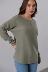 Sweater verde oliva de corte recto y cuello redondo.