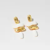 Aros colgantes con piezas de resina blanca y dorada.