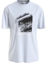 Remera blanca de algodón con cuello redondo y mangas cortas. Estampado rectangular en el frente con diseño abstracto en blanco y negro. Logo de Calvin Klein en el pecho y en la parte inferior del estampado.
