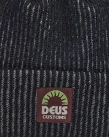 Gorro de lana negro con finas rayas horizontales grises y parche con el logo de Deus Ex Machina en el frente.