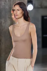 Camiseta de algodón color beige, de corte ajustado, escote redondo y sin mangas.