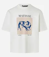 Remera de algodón color crudo, corte boxy, con cuello redondo y mangas cortas. Estampa frontal con la pintura La Danse de Henri Matisse y lettering.
