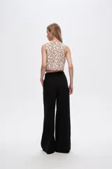 Pantalón negro de lino, de corte ancho y tiro alto.