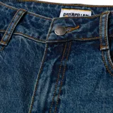 Pantalón de jean Caterpillar de corte wide leg, tiro alto, color azul denim con efecto lavado. Cuenta con cinco bolsillos, cierre con cremallera y parche con el logo de la marca en la cintura trasera.