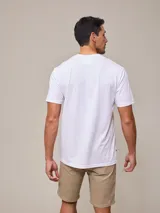 Remera azul marino de algodón con cuello redondo y logo bordado en el pecho.