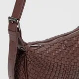 Bandolera marrón de cuero trenzado con correa ajustable.