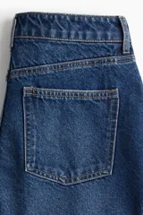 Short de jean azul de tiro alto con cinco bolsillos, confeccionado en denim de algodón y con dobladillo cosido.