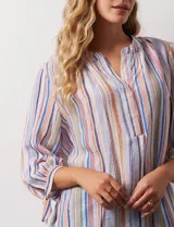 Blusa estampada con cuello a la base y escote en V. Manga 3/4 con lazo.