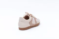 Zapatillas Magnolia de cuero color borgoña con detalles en rosa pastel y suela color caramelo.