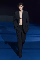 Blazer negro de Zara Woman Collection, con cuello solapa, manga larga con abertura y botones, bolsillos de plastrón en delantero, forro interior a tono y cierre frontal con botones.