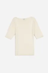 Sweater de punto color beige con rayas horizontales en naranja y blanco, de mangas cortas y cuello redondo.