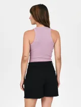 Musculosa negra ajustada al cuerpo, con cuello redondo y diseño de tirantes anchos tipo halter.