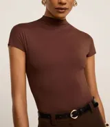 Body color marrón de poliamida, con cuello redondo medio y mangas cortas.