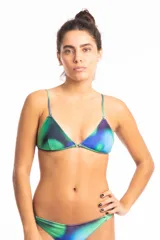 Top de bikini triángulo con estampado difuminado en tonos verdes y azules.