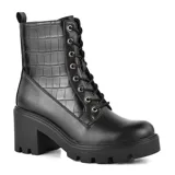 Bota negra de cuero sintético con caña media, cordones frontales, detalle de textura simil cocodrilo en la parte superior, cierre lateral y suela track con taco ancho.