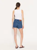 Short de denim azul oscuro, tiro alto y corte corto.