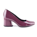 Zapato de vestir negro charol con taco bloque y punta cuadrada.