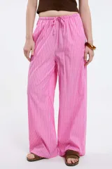 Pantalón de tela rayada vertical en tonos azul y blanco, con cintura elástica y cordón ajustable.