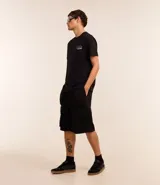 Remera negra de algodón con corte comfort, cuello redondo y mangas cortas. Estampa frontal con ángel y lettering en blanco.