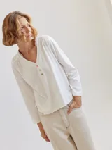 Remera básica de algodón con detalle de volado de lino en el cuello.