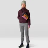 Campera negra con capucha, de pluma de 650 cuins y capa exterior Pertex® Quantum resistente a la intemperie.