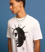 Remera blanca de algodón con cuello redondo y mangas cortas. Estampa frontal con la imagen del rapero Sabotage y la frase "Rap é Compromisso".