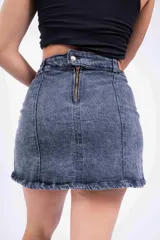 Minifalda de jean color gris oscuro con efecto lavado, corte ajustado, tiro alto y aberturas laterales.