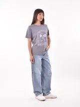 Remera blanca de algodón con estampado de limones y texto en azul.