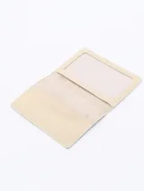 Funda para pasaporte con estampado animal print en tonos lila y gris.