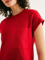 Vestido corto amarillo con cuello redondo, mangas cortas con dobladillo y bolsillo de parche en el pecho.