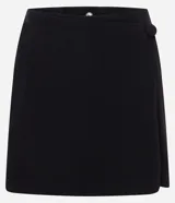 Short pollera negro de bengalina con traspaso delantero abotonado y cierre trasero con cremallera.