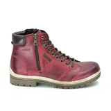 Bota acordonada de cuero color marrón con cierre lateral, suela dentada y detalles de costuras.
