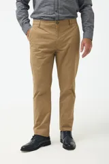 Pantalón de vestir gris de algodón y spandex, corte slim fit, con bolsillos laterales y traseros.