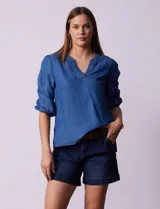 Blusa de lyocell azul, marca Alex & Parker, con cuello a la base y escote en V. Manga ¾ con terminación fruncida.